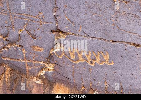 Un'arte rupestre o un pannello di incisioni rupestri pre-ispaniche nella cultura dei nativi americani Fremont nel Daddy's Canyon nel Nine Mile Canyon, Utah. Foto Stock