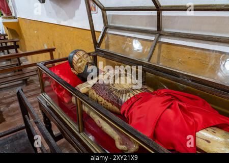 Una statua in legno articolata scolpita a mano di Gesù Cristo nella Chiesa di nostra Signora della Misericordia a El Naranjo, Argentina. Scolpito negli anni '1700 da indigenou Foto Stock