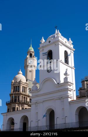 Cabildo con la torre dell'orologio del Palazzo legislativo della città Autonoma di Buenos Aires, Argentina alle spalle. Il Cabildo era il municipio o il mare Foto Stock