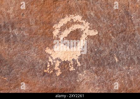 Un'arte rupestre pre-ispanica dei nativi americani o un pannello di incisioni rupestri nel Daddy's Canyon, un affluente del Nine Mile Canyon, Utah. Foto Stock