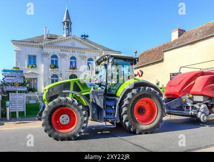 Claas 920 Axion, macchine per il traino di trattori agricoli attraverso il centro città - Preuilly-sur-Claise, Indre-et-Loire (37), Francia. Foto Stock