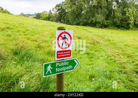 Messaggi leggermente confusi sui cartelli dei sentieri vicino al villaggio Cotswold di Upper Swell, Gloucestershire, Inghilterra Regno Unito Foto Stock