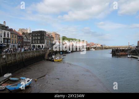 Whitby North Yorkshire Regno Unito 21 agosto 21 2024 Whitby, una cittadina costiera britannica con barche ormeggiate nel porto in un'estate calda Foto Stock