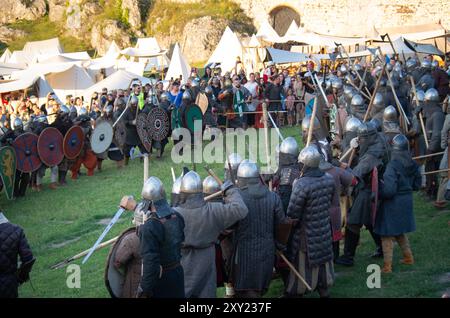 Ricostruzione delle battaglie medievali per il castello di Ogrodzieniec. Guerrieri durante la battaglia per il castello di Ogrodzieniec. Foto Stock