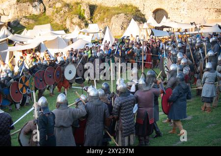 Ricostruzione delle battaglie medievali per il castello di Ogrodzieniec. Guerrieri durante la battaglia per il castello di Ogrodzieniec. Foto Stock