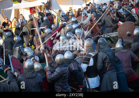 Ricostruzione delle battaglie medievali per il castello di Ogrodzieniec. Guerrieri durante la battaglia per il castello di Ogrodzieniec. Foto Stock