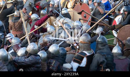 Ricostruzione delle battaglie medievali per il castello di Ogrodzieniec. Guerrieri durante la battaglia per il castello di Ogrodzieniec. Foto Stock