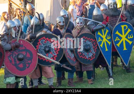 Ricostruzione delle battaglie medievali per il castello di Ogrodzieniec. Guerrieri durante la battaglia per il castello di Ogrodzieniec. Foto Stock