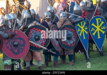 Ricostruzione delle battaglie medievali per il castello di Ogrodzieniec. Guerrieri durante la battaglia per il castello di Ogrodzieniec. Foto Stock