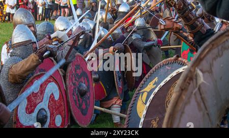 Ricostruzione delle battaglie medievali per il castello di Ogrodzieniec. Guerrieri durante la battaglia per il castello di Ogrodzieniec. Foto Stock