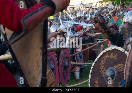 Ricostruzione delle battaglie medievali per il castello di Ogrodzieniec. Guerrieri durante la battaglia per il castello di Ogrodzieniec. Foto Stock