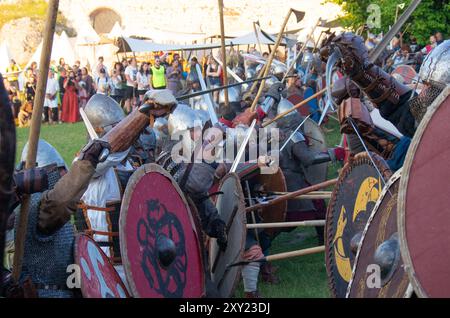 Ricostruzione delle battaglie medievali per il castello di Ogrodzieniec. Guerrieri durante la battaglia per il castello di Ogrodzieniec. Foto Stock