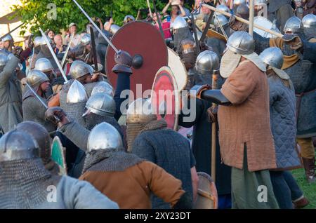 Ricostruzione delle battaglie medievali per il castello di Ogrodzieniec. Guerrieri durante la battaglia per il castello di Ogrodzieniec. Foto Stock