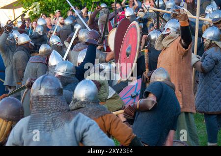 Ricostruzione delle battaglie medievali per il castello di Ogrodzieniec. Guerrieri durante la battaglia per il castello di Ogrodzieniec. Foto Stock