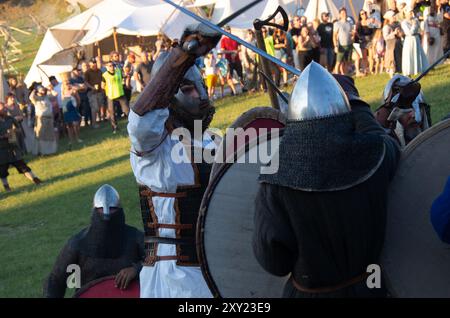 Ricostruzione delle battaglie medievali per il castello di Ogrodzieniec. Guerrieri durante la battaglia per il castello di Ogrodzieniec. Foto Stock