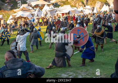 Ricostruzione delle battaglie medievali per il castello di Ogrodzieniec. Guerrieri durante la battaglia per il castello di Ogrodzieniec. Foto Stock