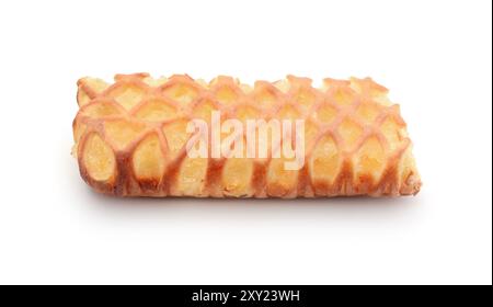 Un pezzo di strudel di mele fresco isolato su bianco. Foto Stock