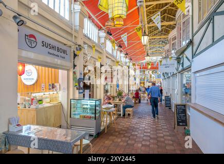 Interno del mercato coperto di Oxford, Oxford, Oxfordshire, Inghilterra, Regno Unito Foto Stock