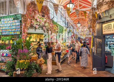 Interno del mercato coperto di Oxford, Oxford, Oxfordshire, Inghilterra, Regno Unito Foto Stock