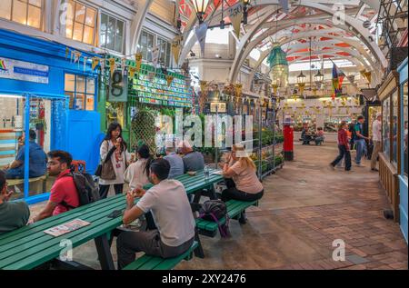 Interno del mercato coperto di Oxford, Oxford, Oxfordshire, Inghilterra, Regno Unito Foto Stock