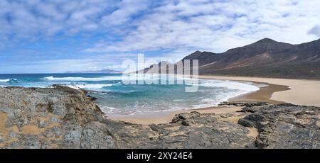 Fuerteventura - vista dall'isola rocciosa El Islote de las siete Viudas sulla Playa de Barlovento Foto Stock