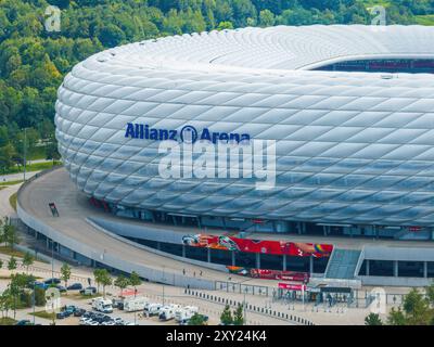 MONACO, GERMANIA - AGOSTO 27: Veduta aerea dell'arena di calcio Allianz il 27 agosto 2024 a Monaco, Germania. Vista aerea dell'arena di calcio Allianz. Foto Stock
