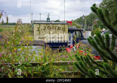 Irlam, Manchester, Regno Unito, agosto 26, 2024: J. Camion macellaio Jones Vintage tra fiori selvatici in un ambiente rurale. Foto Stock