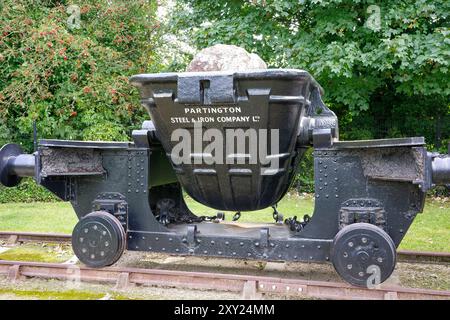 Irlam, Manchester, Regno Unito, agosto 26, 2024: storico mestolo in acciaio e ghisa esposto in un parco. Foto Stock