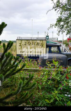 Irlam, Manchester, Regno Unito, agosto 26, 2024:camion di macelleria d'epoca parcheggiato all'aperto J.. Jones Dads, esercito. Foto Stock