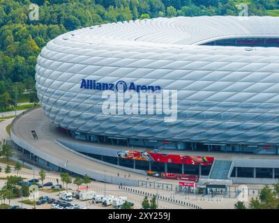 MONACO, GERMANIA - AGOSTO 27: Veduta aerea dell'arena di calcio Allianz il 27 agosto 2024 a Monaco, Germania. Foto Stock