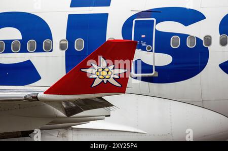 Edelweiss Symbol beim Flugzeugflügel eines Airbus A340-313X von Edelweiss Air auf dem Flughafen Zürich. Registration des Flugzeugs HB-JME. (Zürich, SC Foto Stock