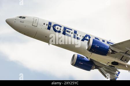 Eine Boeing 737 MAX 9 von Icelandair startet von der Startbahn 16 des Flughafen Zürich. Registrazione TF-ICC. (Zürich, Svizzera, 18.07.2023) Foto Stock