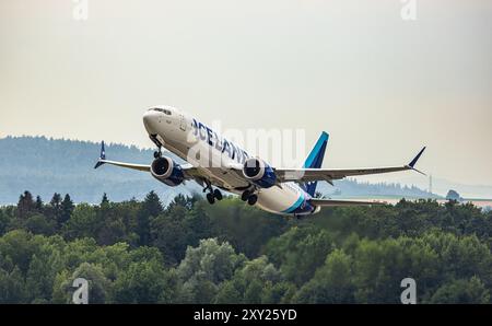 Eine Boeing 737 MAX 9 von Icelandair startet von der Startbahn 16 des Flughafen Zürich. Registrazione TF-ICC. (Zürich, Svizzera, 18.07.2023) Foto Stock