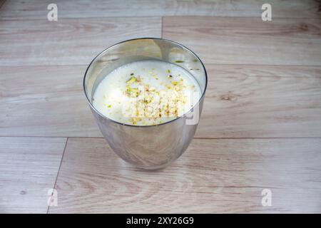 Drink estivo indiano piyush o latte dolce a base di latte Foto Stock