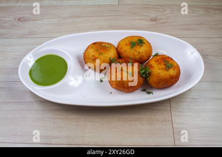 Gustose cotolette vegane intere isolate su fondo di legno Foto Stock