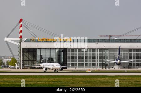 Monaco di Baviera, Germania, 8 aprile 2024: Un Airbus A319-114 della Lufthansa Cityline per la pista dell'aeroporto di Monaco. L'aereo porta la livrea Star Alliance. Foto Stock