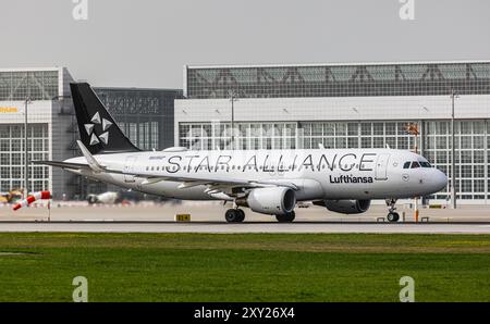 Monaco di Baviera, Germania, 8 aprile 2024: Un Airbus A320-214 della Lufthansa che porta alla pista dell'aeroporto di Monaco. L'aereo porta la livrea StarAlliance. Registrati Foto Stock