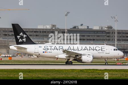 Monaco di Baviera, Germania, 8 aprile 2024: Un Airbus A319-114 della Lufthansa Cityline per la pista dell'aeroporto di Monaco. L'aereo porta la livrea StarAlliance. R Foto Stock