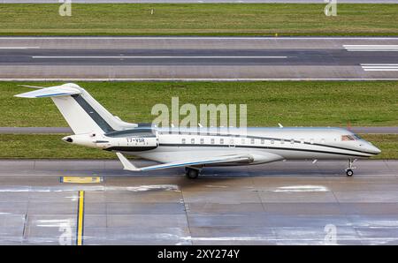 Zurigo, Svizzera, 16 marzo 2024: Un Global Express XRS di proprietà privata arriva al suo stand presso l'aeroporto di Zurigo. Registrazione T7-VSR. (Foto di Andreas Foto Stock