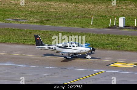 Zurigo, Svizzera, 16 marzo 2024: Una Cirrus SR22 appartenente ad un proprietario privato arriva allo stand dopo l'atterraggio all'aeroporto di Zurigo. Registrazione HB-KUL Foto Stock