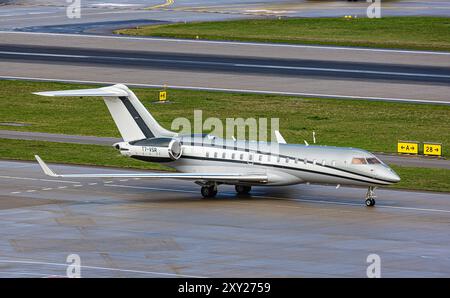 Zurigo, Svizzera, 16 marzo 2024: Un Global Express XRS di proprietà privata arriva al suo stand presso l'aeroporto di Zurigo. Registrazione T7-VSR. (Foto di Andreas Foto Stock