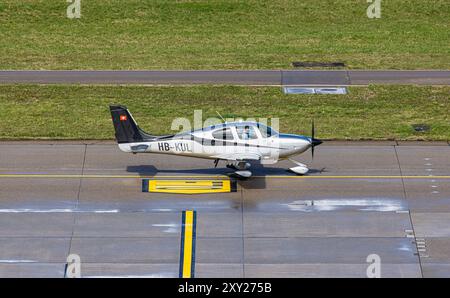 Zurigo, Svizzera, 16 marzo 2024: Una Cirrus SR22 appartenente ad un proprietario privato arriva allo stand dopo l'atterraggio all'aeroporto di Zurigo. Registrazione HB-KUL Foto Stock