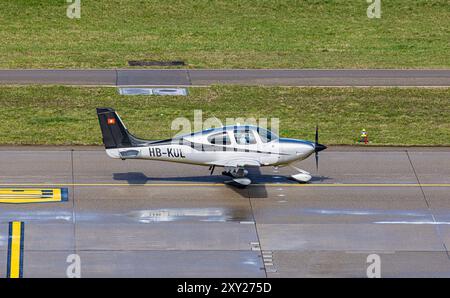 Zurigo, Svizzera, 16 marzo 2024: Una Cirrus SR22 appartenente ad un proprietario privato arriva allo stand dopo l'atterraggio all'aeroporto di Zurigo. Registrazione HB-KUL Foto Stock