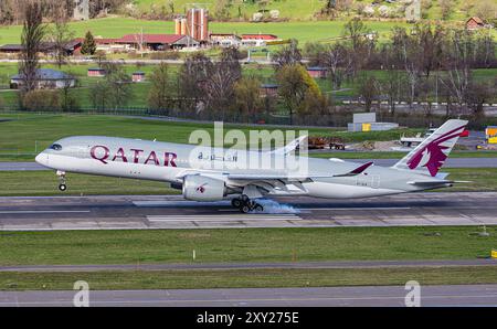 Zurigo, Svizzera, 16 marzo 2024: Un Airbus A350-941 della Qatar Airways atterra sulla pista dell'aeroporto di Zurigo. Registrazione A7-ALN. (Foto di Andreas Haas Foto Stock