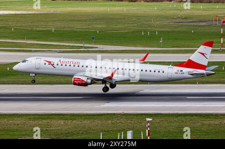 Zurigo, Svizzera, 16 marzo 2024: Un Embraer 195LR dell'Austrian Airlines è in fase di avvicinamento finale all'aeroporto di Zurigo, immediatamente prima di atterrare sul Foto Stock