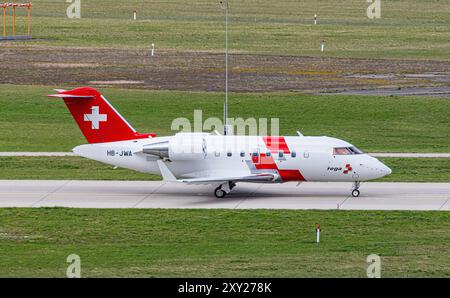 Zurigo, Svizzera, 16 marzo 2024: Un taxi Swiss Air Ambulance Bombarider Challenger 650 per il terminal dopo l'atterraggio all'aeroporto di Zurigo. Registrazione Foto Stock