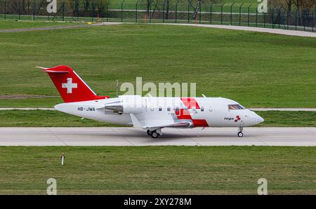 Zurigo, Svizzera, 16 marzo 2024: Un taxi Swiss Air Ambulance Bombarider Challenger 650 per il terminal dopo l'atterraggio all'aeroporto di Zurigo. Registrazione Foto Stock