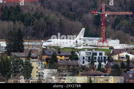 Zurigo, Svizzera, 16 marzo 2024: Un Avcon Jet Dassault Falcon 2000 è in arrivo all'aeroporto di Zurigo. Registrazione OE-HER. (Foto di Andre Foto Stock