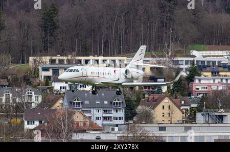 Zurigo, Svizzera, 16 marzo 2024: Un Avcon Jet Dassault Falcon 2000 è in arrivo all'aeroporto di Zurigo. Registrazione OE-HER. (Foto di Andre Foto Stock