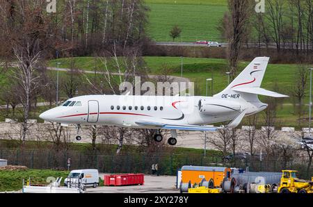 Zurigo, Svizzera, 16 marzo 2024: Un Avcon Jet Dassault Falcon 2000 è in arrivo all'aeroporto di Zurigo. Registrazione OE-HER. (Foto di Andre Foto Stock